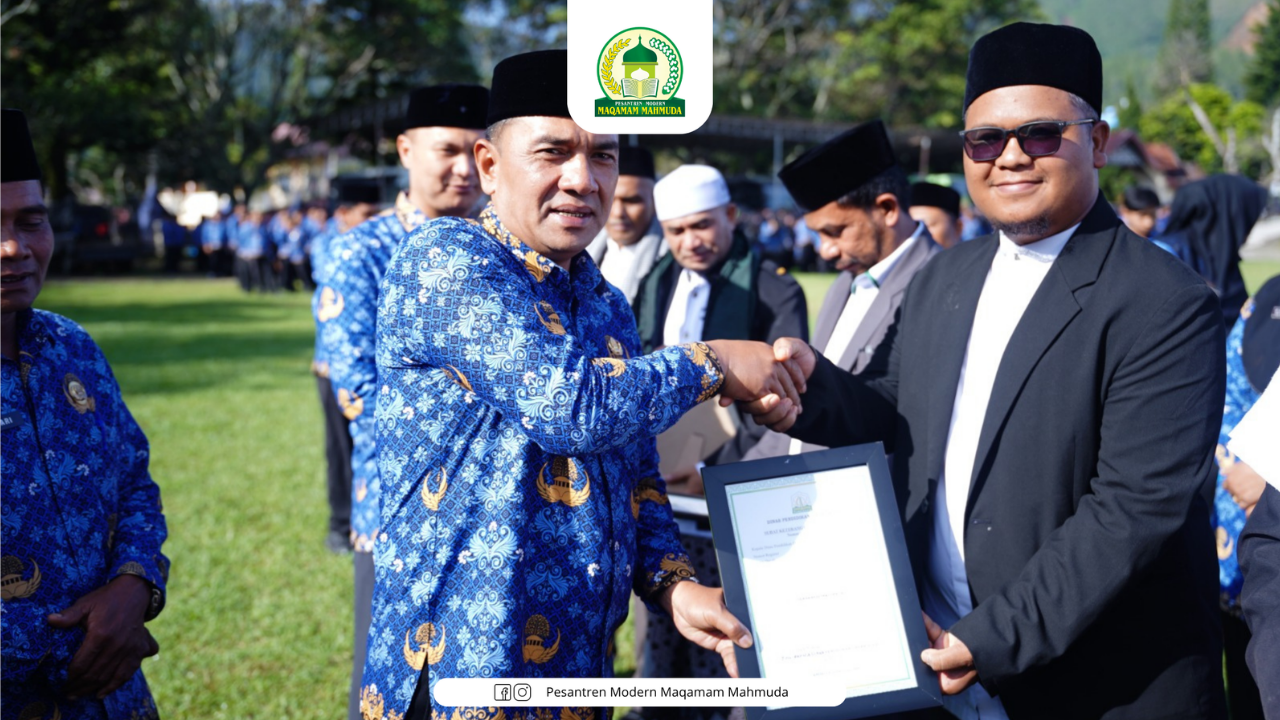 Pesantren Modern Maqamam Mahmuda Terima Sertifikat Akreditasi A dalam Apel Resmi